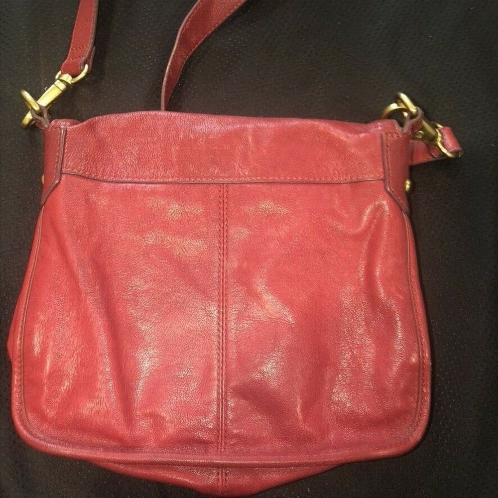Vtg Fossil Red Leather Crossbody Medium Handbag~ Buckle Snap Adjustable Strap - Picture 6 of 12
